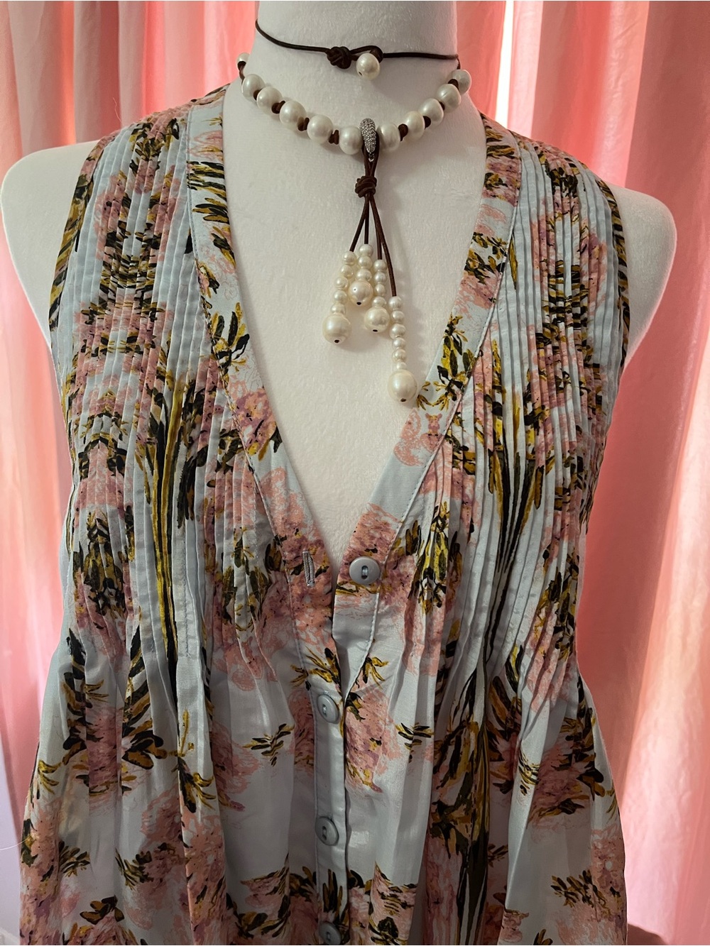 Razorback Floral Button-Front V-Neck Top in Light Blue and Pink